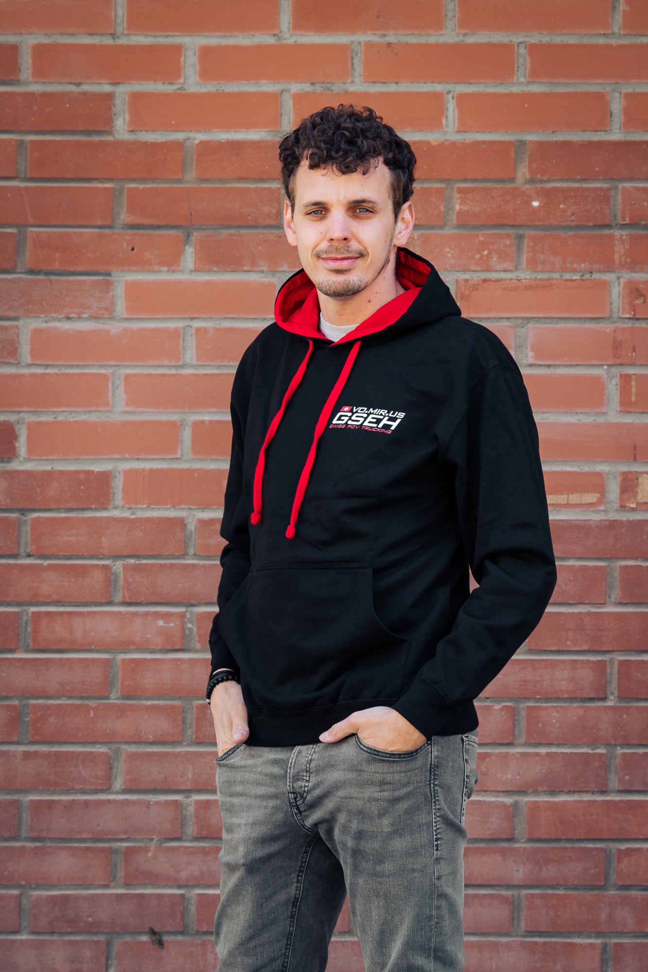 Hoodie Schwarz/Rot mit Chassis Ladung