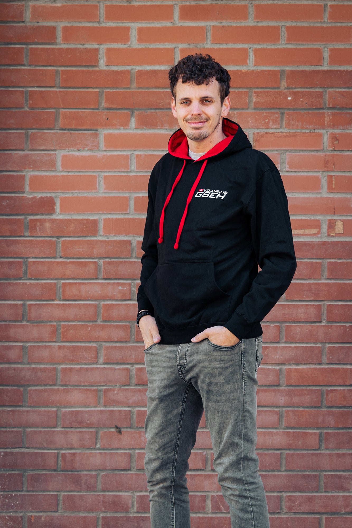 Hoodie Schwarz/Rot mit Chassis Ladung