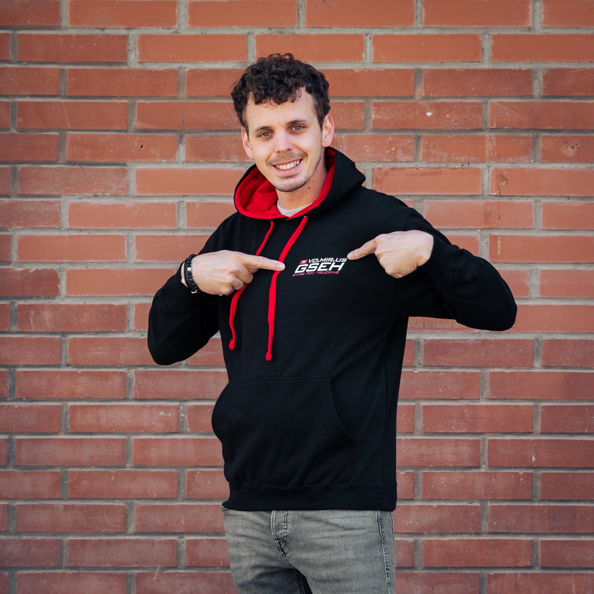 Hoodie Schwarz/Rot mit Chassis Ladung