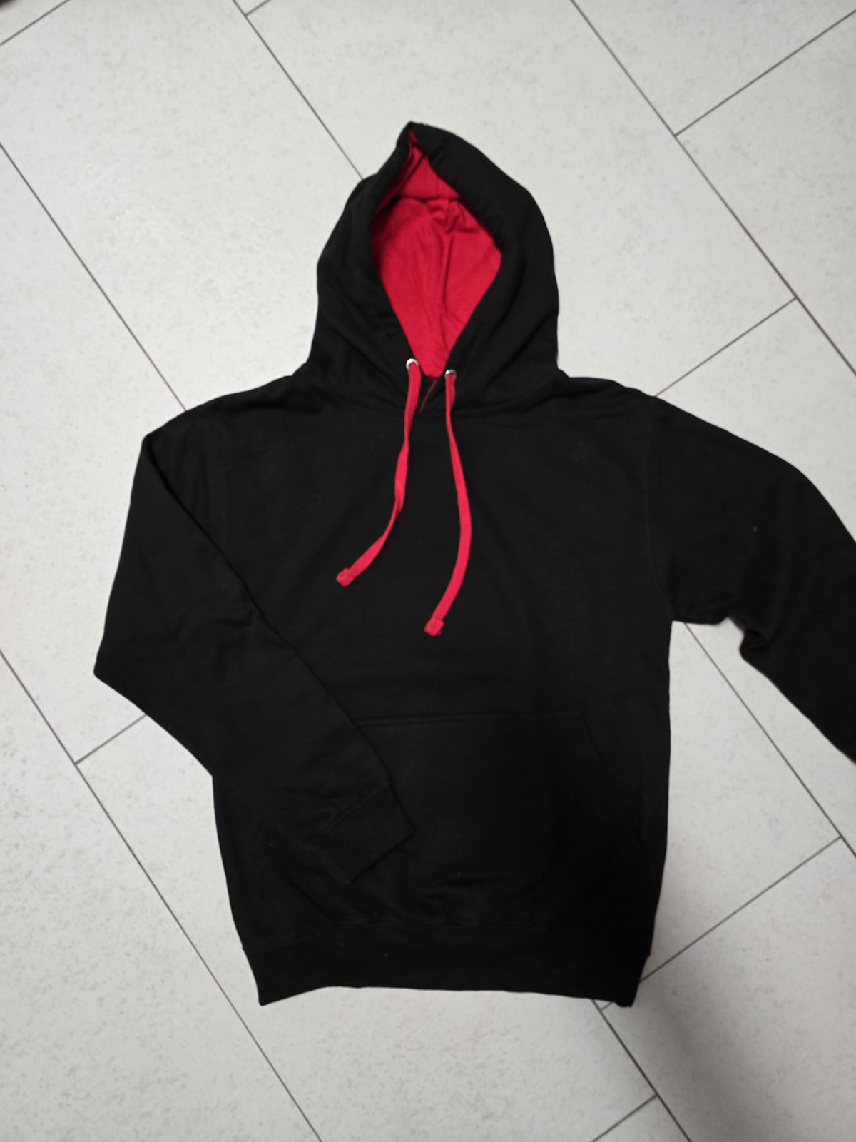 Hoodie Schwarz/Rot mit Chassis Ladung Grösse S